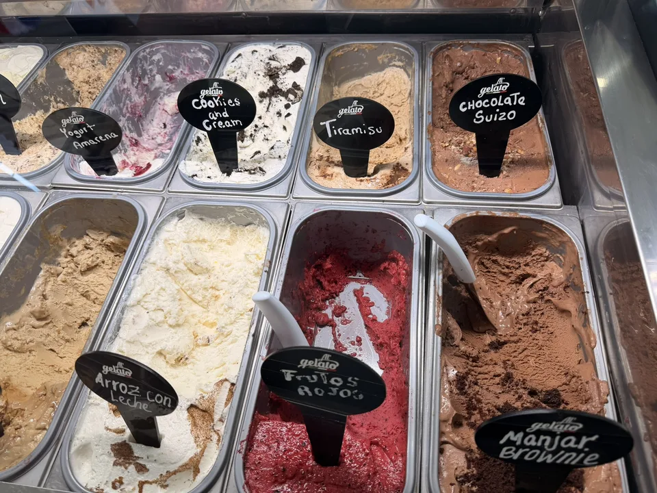 Tiramisú y chocolate suizo en nuestra vitrina
